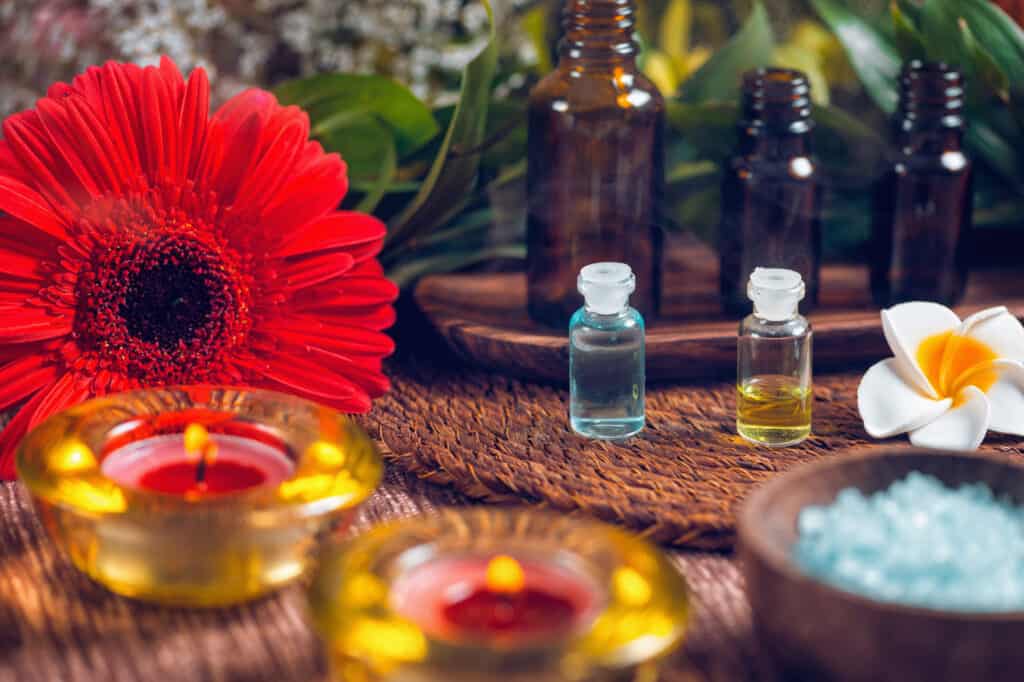 In der Aromatherapie werden ätherische Öle verwendet, um die Stimmung und das Wohlbefinden zu verbessern und die Entspannung zu fördern.