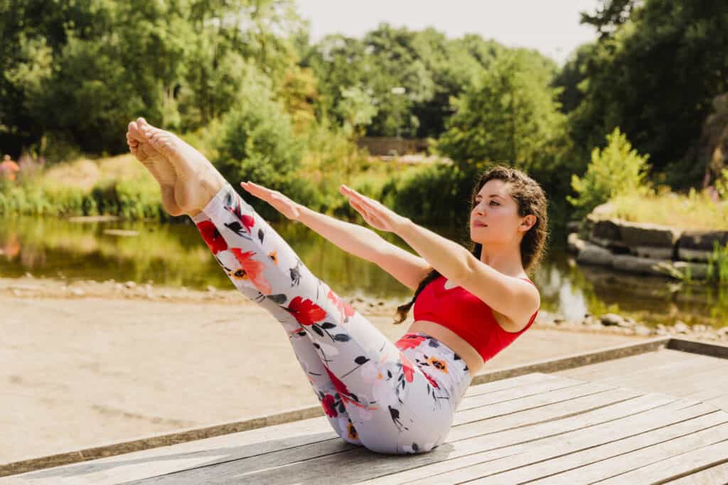 Beim Pilates konzentriert man sich auf kontrollierte, bewusste Bewegungen und seinen Atem. Das Training eignet sich optimal für die Verbesserung des allgemeinen Wohlbefindens.