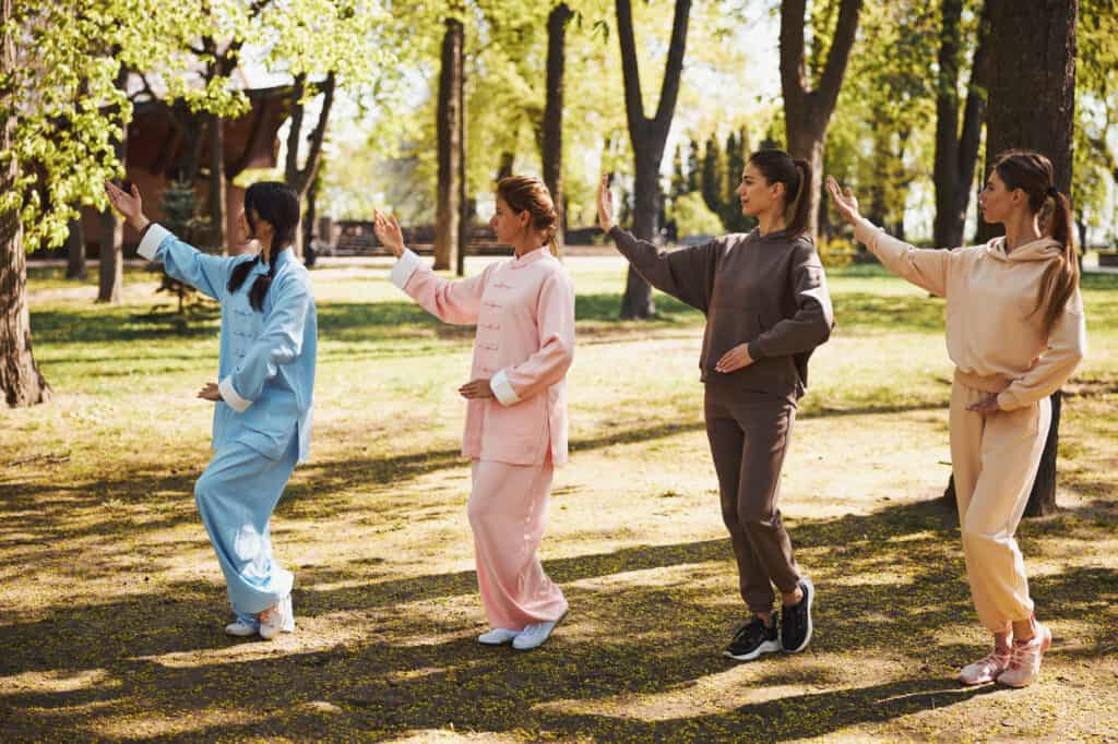 Tai Chi ist ursprünglich eine Kampfsportart, die aus rhythmischen, langsamen Bewegungen besteht.